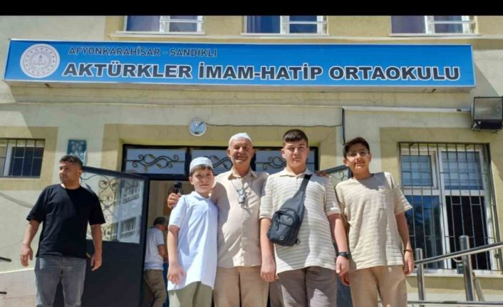 SANİMDER, söz verdiği öğrencileri Umre’ye gönderdi