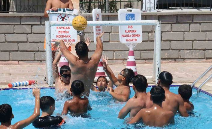 Şanlıurfa Belediyesi’ne ait yüzme havuzlarında hem serinlediler hem eğlendiler