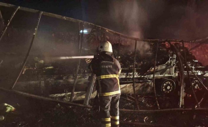 Şanlıurfa’da alev alev yanan tır hurda yığınına döndü