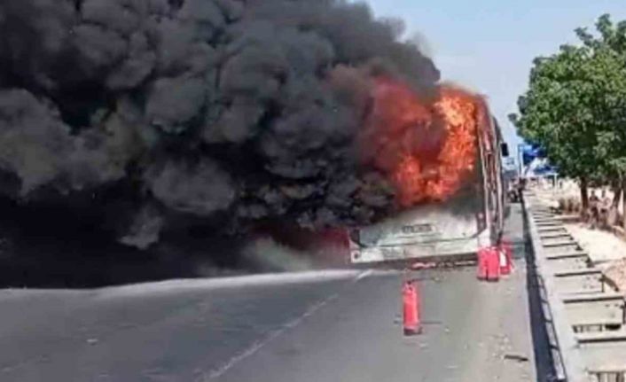 Şanlıurfa’da şehir içi yolcu otobüsü alev alev yandı