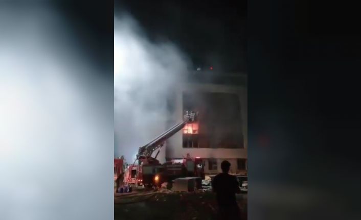 Şantiye alanında bulunan binada yangın çıktı