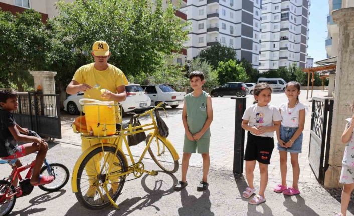 Sarı şalvarlı Adanalı, sıcakta sokak sokak limon dondurması satıyor