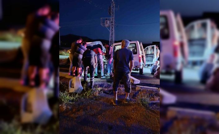 Şarkikaraağaç’ta hafif ticari araç ile otomobil çarpıştı: 5 yaralı