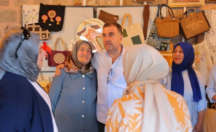 Satışa sunulan el emeği ürünler incelendi