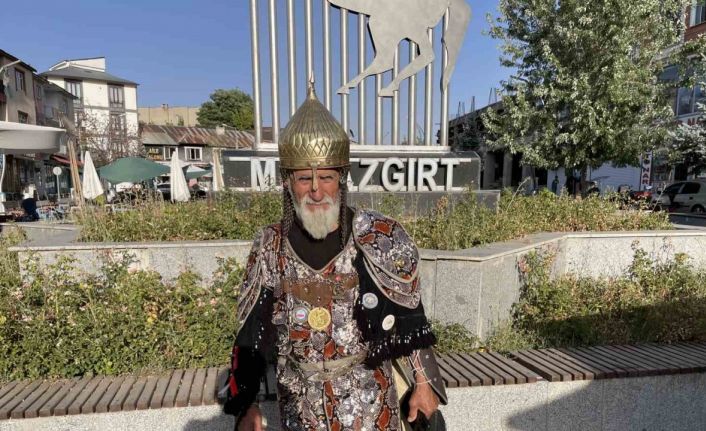 Savaş kıyafetini giydi, Malazgirt Kalesi’ni yeniden fethetti
