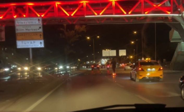 Scooterla 80-90 kilometre hızla seyrederek araçları solladı