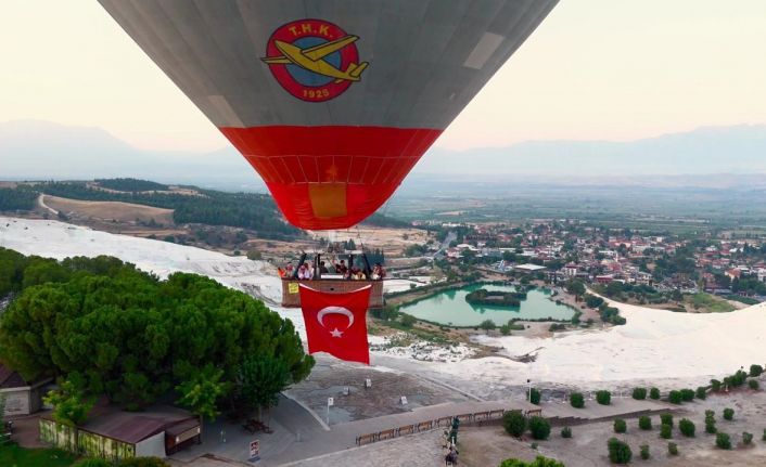 Şehit aileleri Zafer Bayramı coşkusunu Türk bayraklarıyla gökyüzünde yaşadı