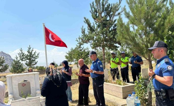 Şehit polis memuru kabri başında yad edildi