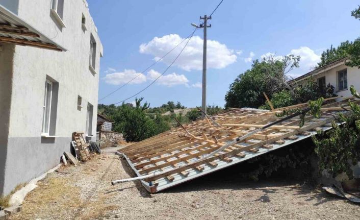 Selendi’de fırtına çatıları uçurdu