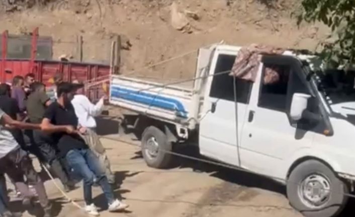 Şemdinli’de halatlı kurtarma operasyonu: Kamyonet uçurumun kenarından kurtarıldı