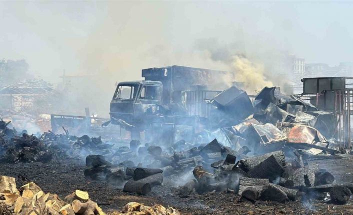 Sera sökümü sırasında spiral kıvılcımlarından çıkan yangın, odun, kamyonet ve atık malzemeleri küle çevirdi
