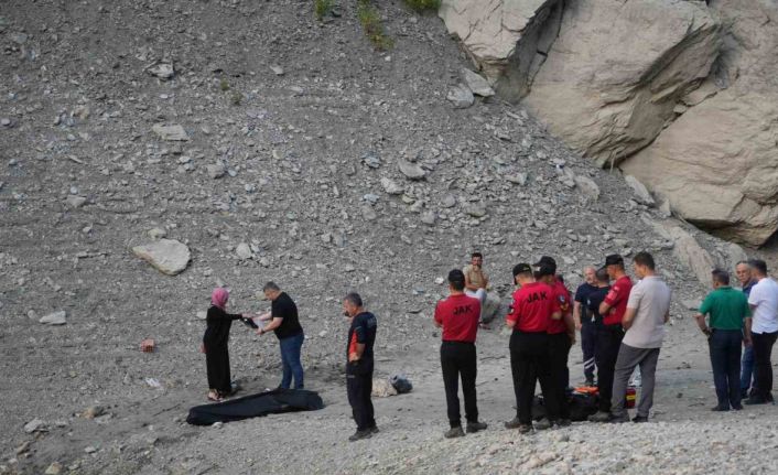 Serinlemek için baraj gölüne giren çocuk boğuldu