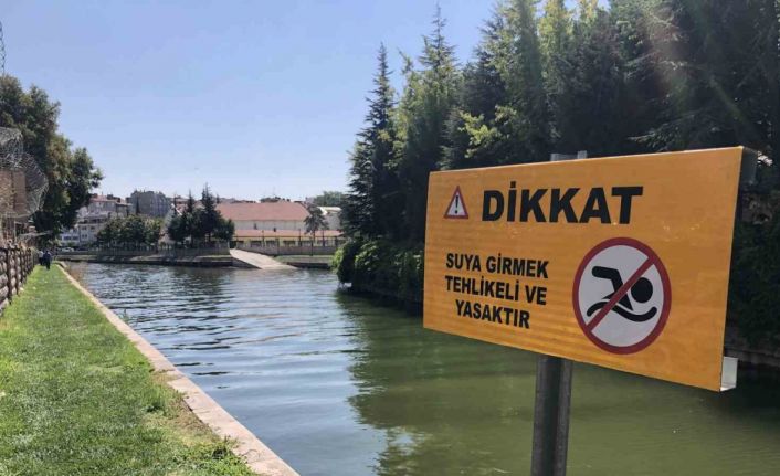 Serinlemek için Porsuk Çayı’na girdi, zabıta ekipleri tarafından çıkarıldı