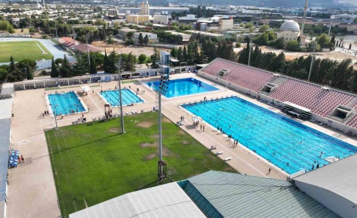 Serinlemek isteyen Manisalılar Atatürk Olimpik Havuzuna akın etti