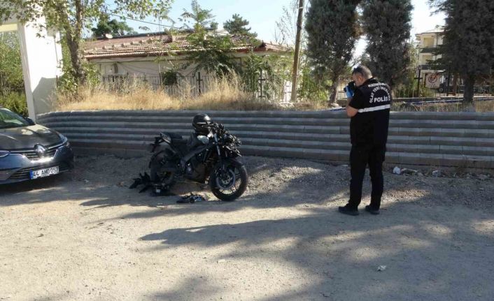 Servis aracına çarpan motosiklet sürücüsü ağır yaralandı