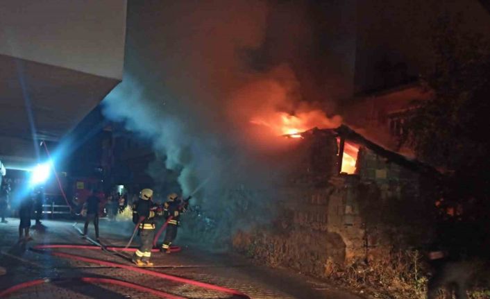 Seydişehir’de metruk depoda yangın