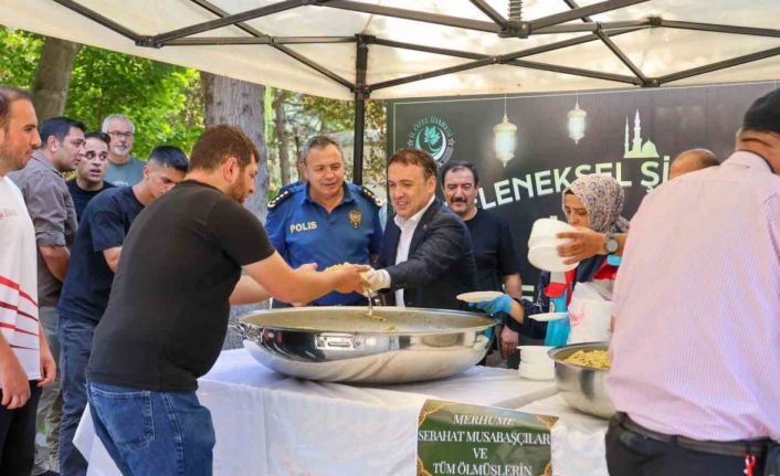 Şeyh Edebali Külliyesi’nde vatandaşlara şifalı pilav ikramı