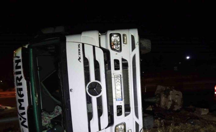 Seyir halindeki 2 tır birbiriyle çarpıştı