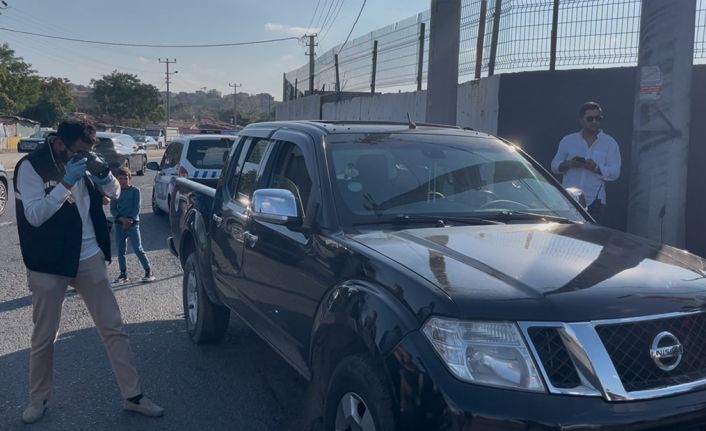 Seyir halindeki arabayı kurşun yağmuruna tuttular