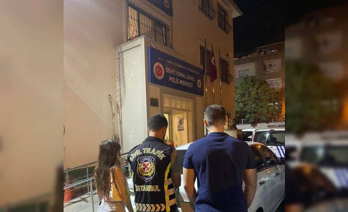 Seyir halindeki araçta uygunsuz hareketlerde bulunan zanlılar yakalandı