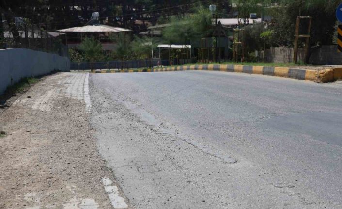Seyir halindeki mikserin yola beton döktüğü anlar kamerada
