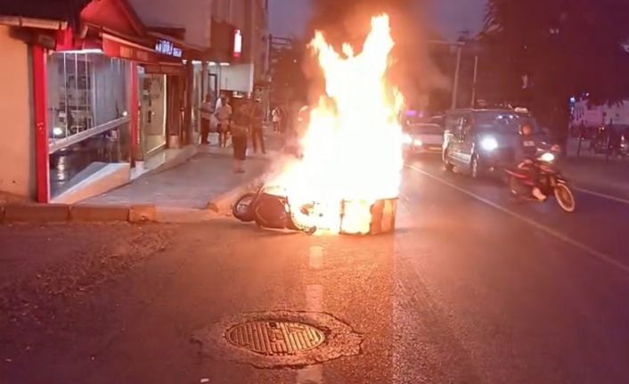 Seyir halindeki motosiklet yandı, olay anı güvenlik kamerasında