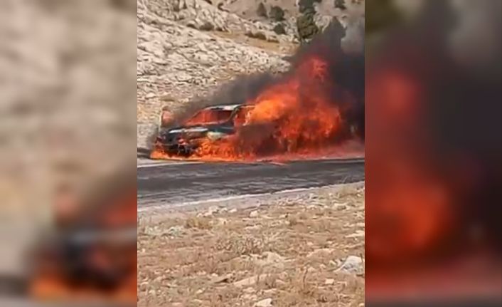 Seyir halindeki otomobil alev alev yandı