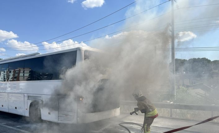 Seyir halindeki yolcu otobüsü yandı; yolcular tahliye edildi