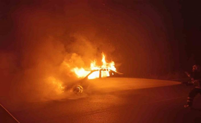 Seyir halindeyken alev alan otomobil küle döndü