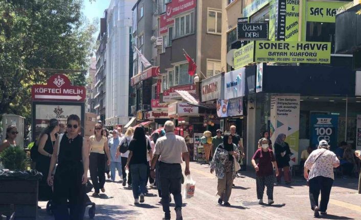 Sıcak hava çarşı yoğunluğunu azaltmadı