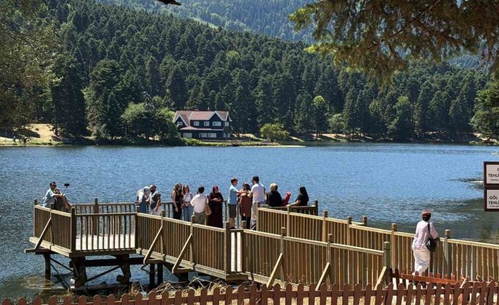 Sıcak havadan bunalan vatandaşlar soluğu Gölcük Tabiat Parkı’nda aldı