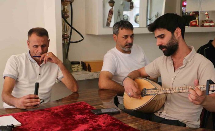 Sıcaklardan bunalan vatandaşlar klimalı ortamlarda sazlı türkülü zaman geçiriyor