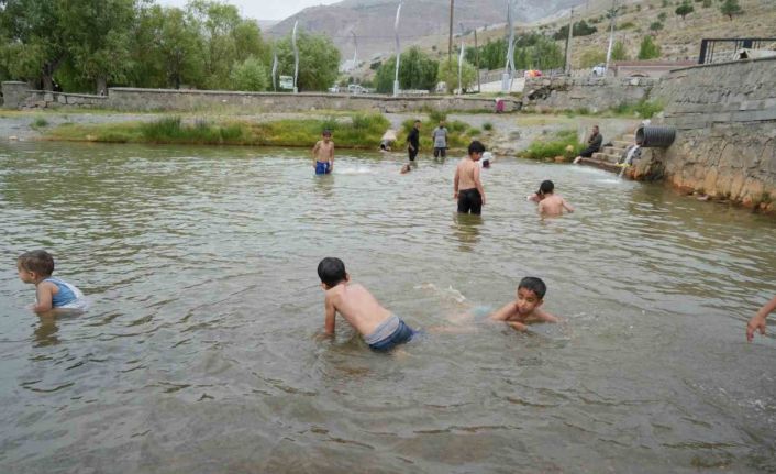 Sıcaktan bunalan çocuklar havuzda serinledi