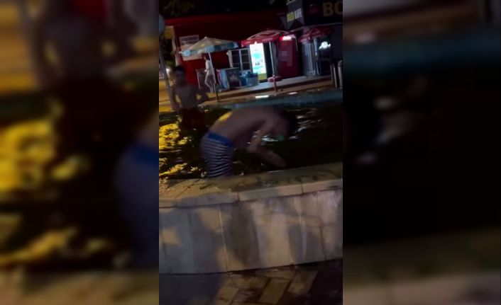 Sıcaktan bunalan çocuklar, süs havuzunda serinledi