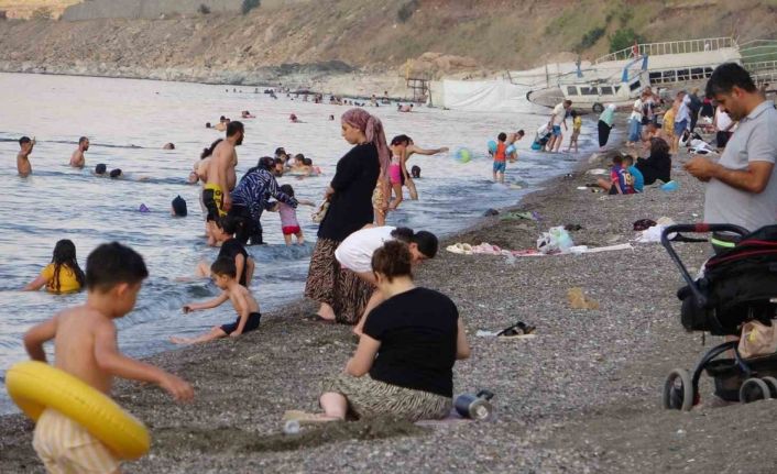Sıcaktan bunalanlar Van Gölü’nde yüzerek serinliyor
