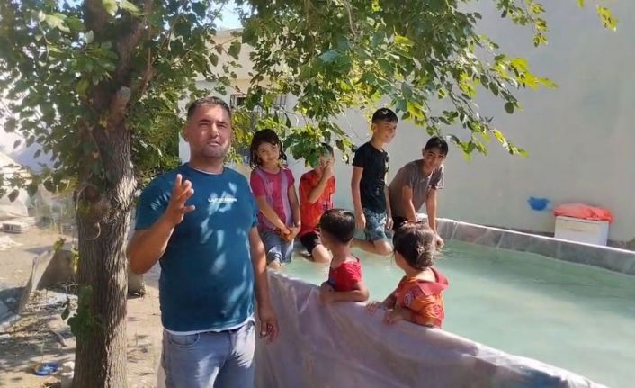 Sıcaktan denize giremeyen çocuklara römorkta havuz yaptı