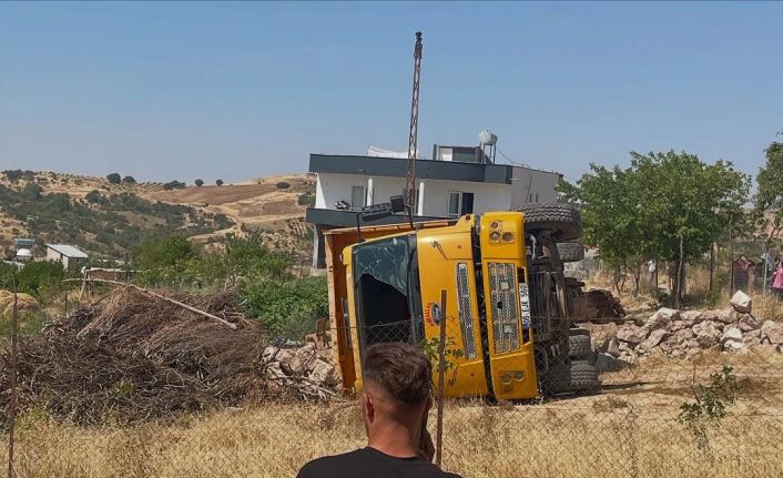 Siirt’te hafriyat kamyonu devrildi: 3 yaralı