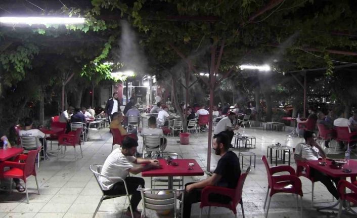 Siirt’te kavurucu sıcaklar hayatı geceye taşıdı