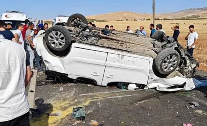 Siirt’te refüje çarparak takla atan araç ters döndü: 6 yaralı