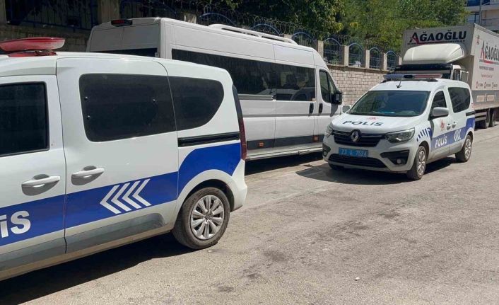 Silahını temizlerken kendini vurdu