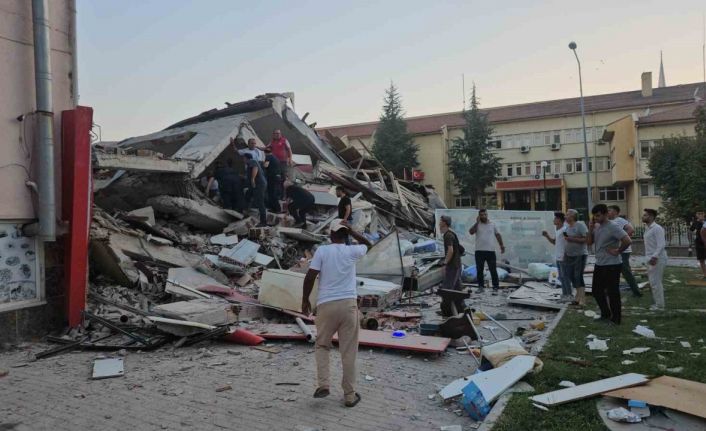Sındırgı depremi kurtarma çalışmaları ve yıkılan bina son durum