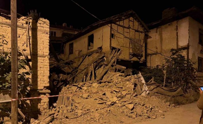 Sındırgı depreminde Hisarcık’ta samanlık yıkıldı, belediye hizmet binasının sıvaları döküldü