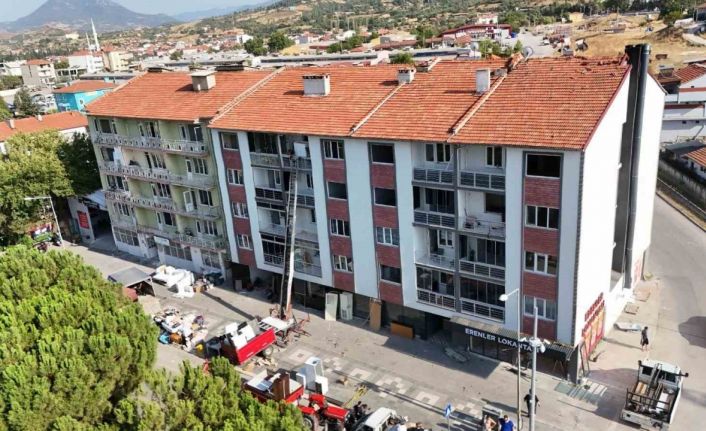 Sındırgı’da ağır hasarlı binalardan taşınma sürüyor