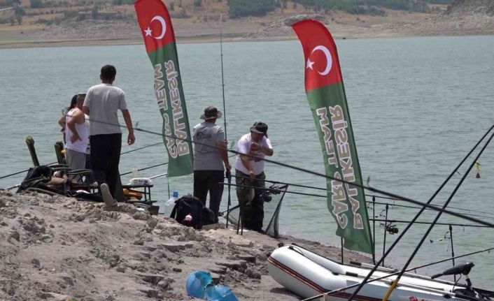 Sındırgı’da balıkçılar baraj gölünde kıyasıya yarıştı