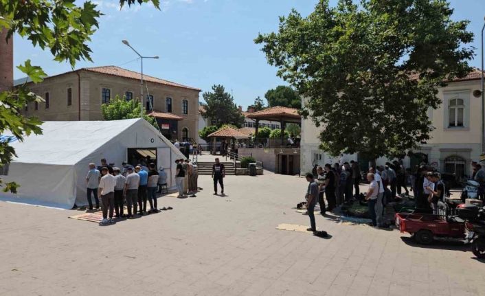 Sındırgı’da cuma namazı çadırlarda kılındı