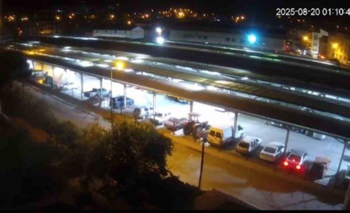 Sındırgı’da deprem anı güvenlik kamerasında