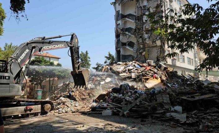Sındırgı’da deprem sonrası hasarlı binaların yıkımına başlandı
