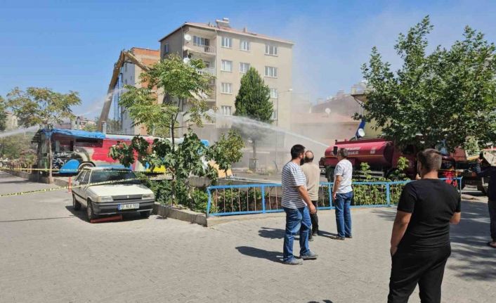 Sındırgı’da depremde ağır hasar gören binalar yıkılmaya devam ediyor