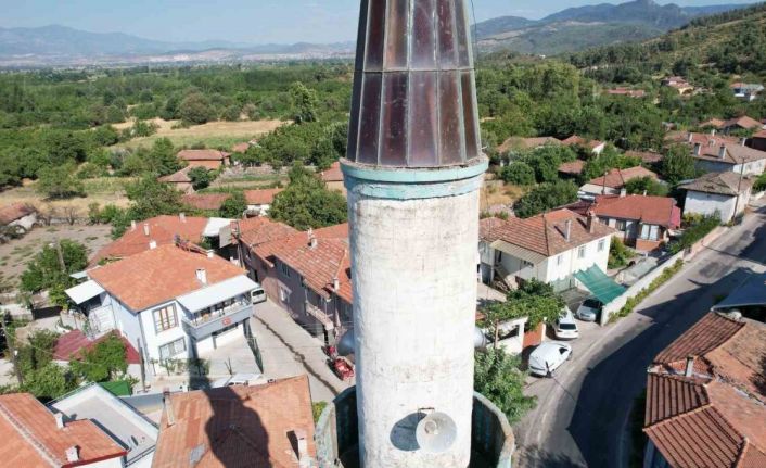 Sındırgı’da depremde cami ve minareler ağır hasar aldı
