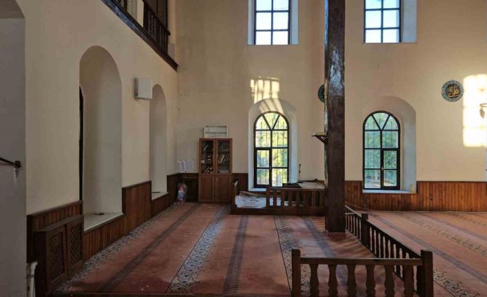 Sındırgı’daki depremde tarihi cami hasar gördü